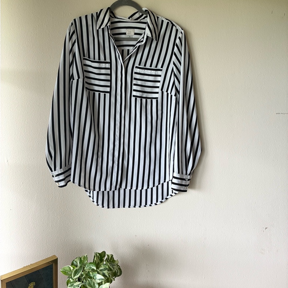 A new day black and white women’s button up XL
